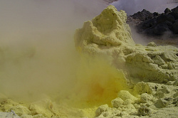 Фумарола в кратере Мутновского вулкана
